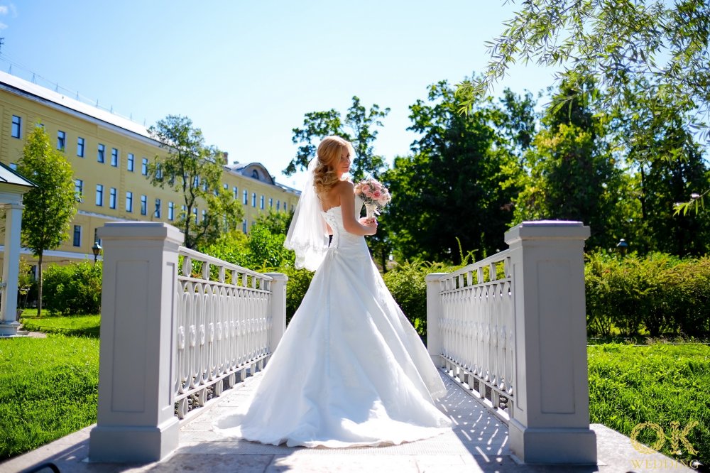Платье невесты в белом цвете