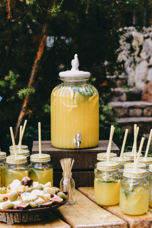 На летних свадьбах, мы предлагаем для гостей различные бары, например, - лимонады!
