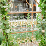 Как оформить стену из шампанского на свадьбе - плюс 20 идей, которые гарантированно впечатлят гостей