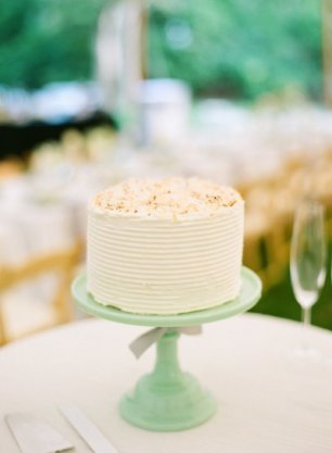 Лаконичное оформление свадебного торта
