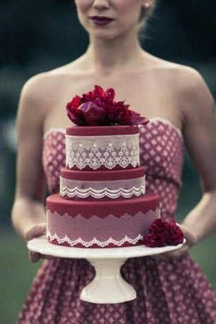 Свадебный торт, украшенный кружевом