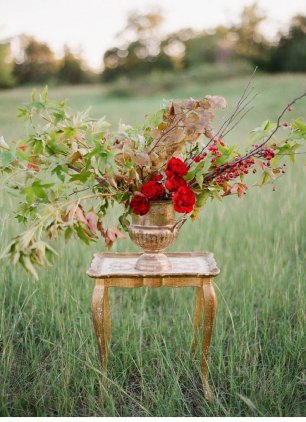 Железная ваза в декоре свадебной фотосессии