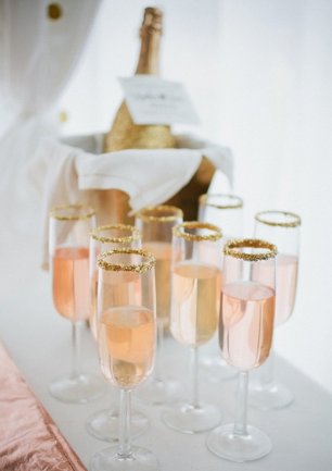 Подача напитков на свадебном торжестве с мерцающим оформлением бокалов