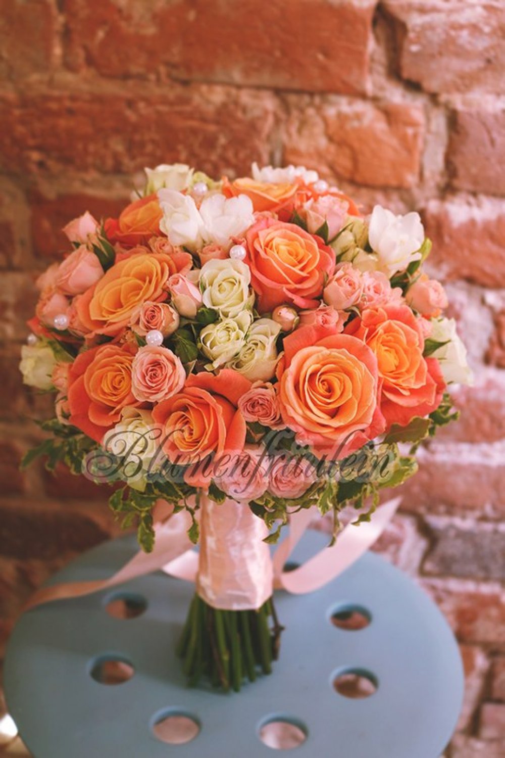 Свадебный персиковый букет из роз, фрезий и двух видов кустовых роз