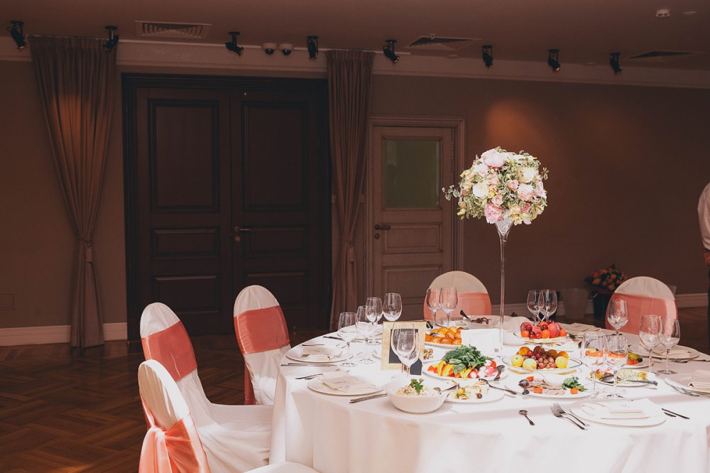 Высокая композиция на стол гостей из роз