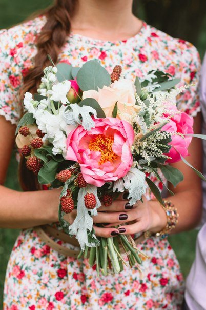 Букет невесты с ярким цветком