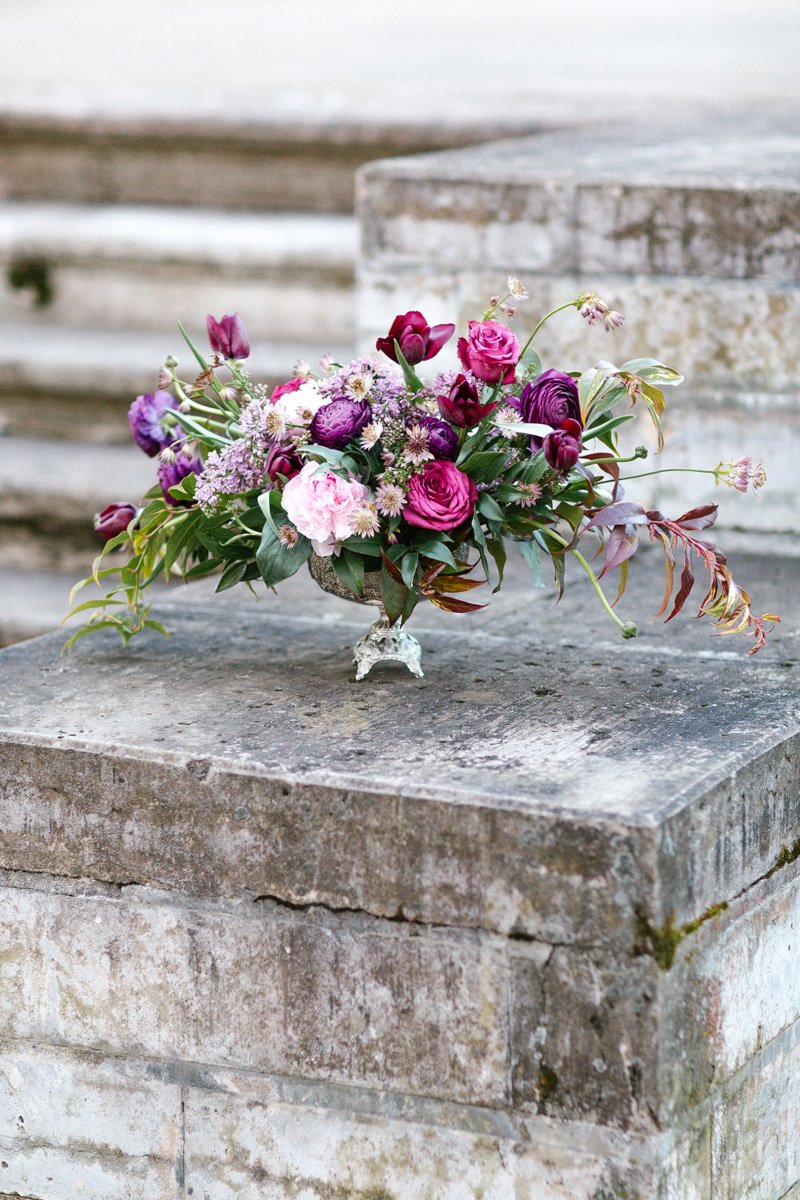 Композиция на стол из пионов, лютиков, тюльпанов, роз и латируса
