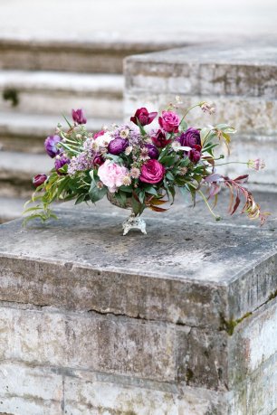 Композиция на стол из пионов, лютиков, тюльпанов, роз и латируса