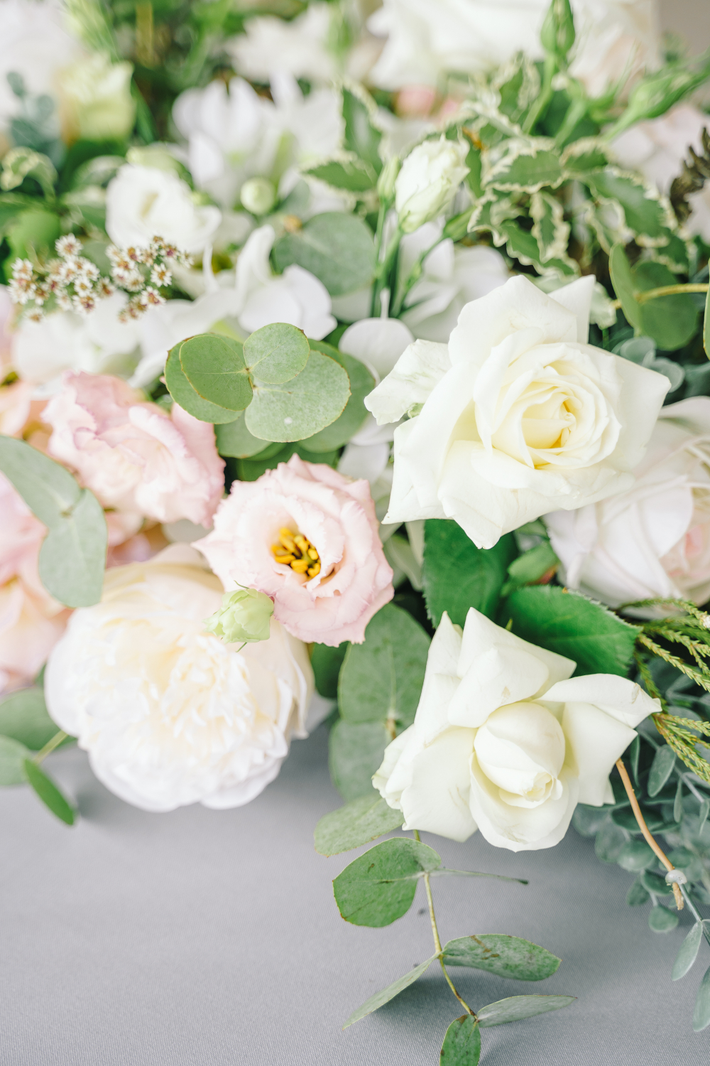 Оформление свадьбы с розами. Белые розы на свадьбе.