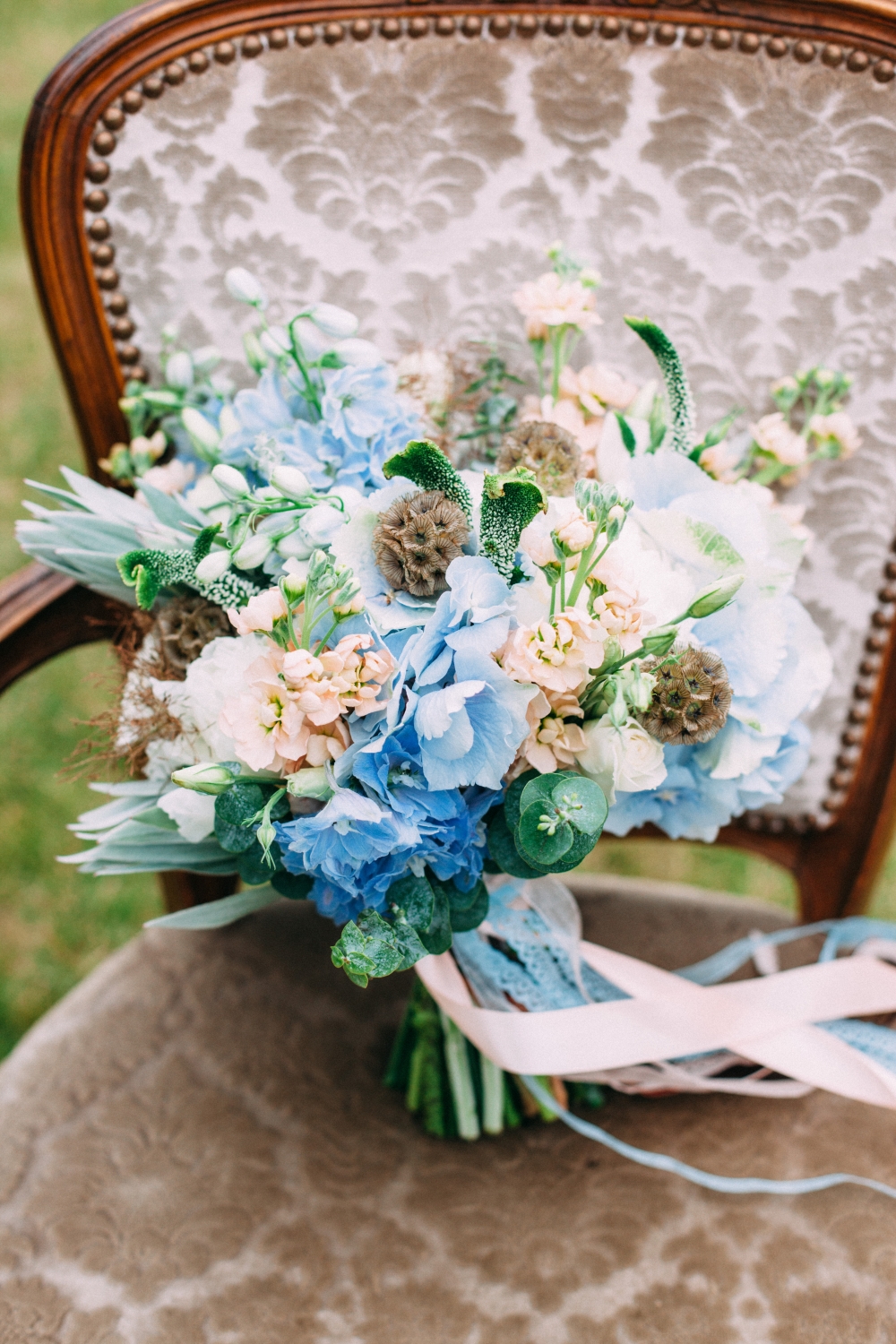 Букет невесты в голубом цвете 