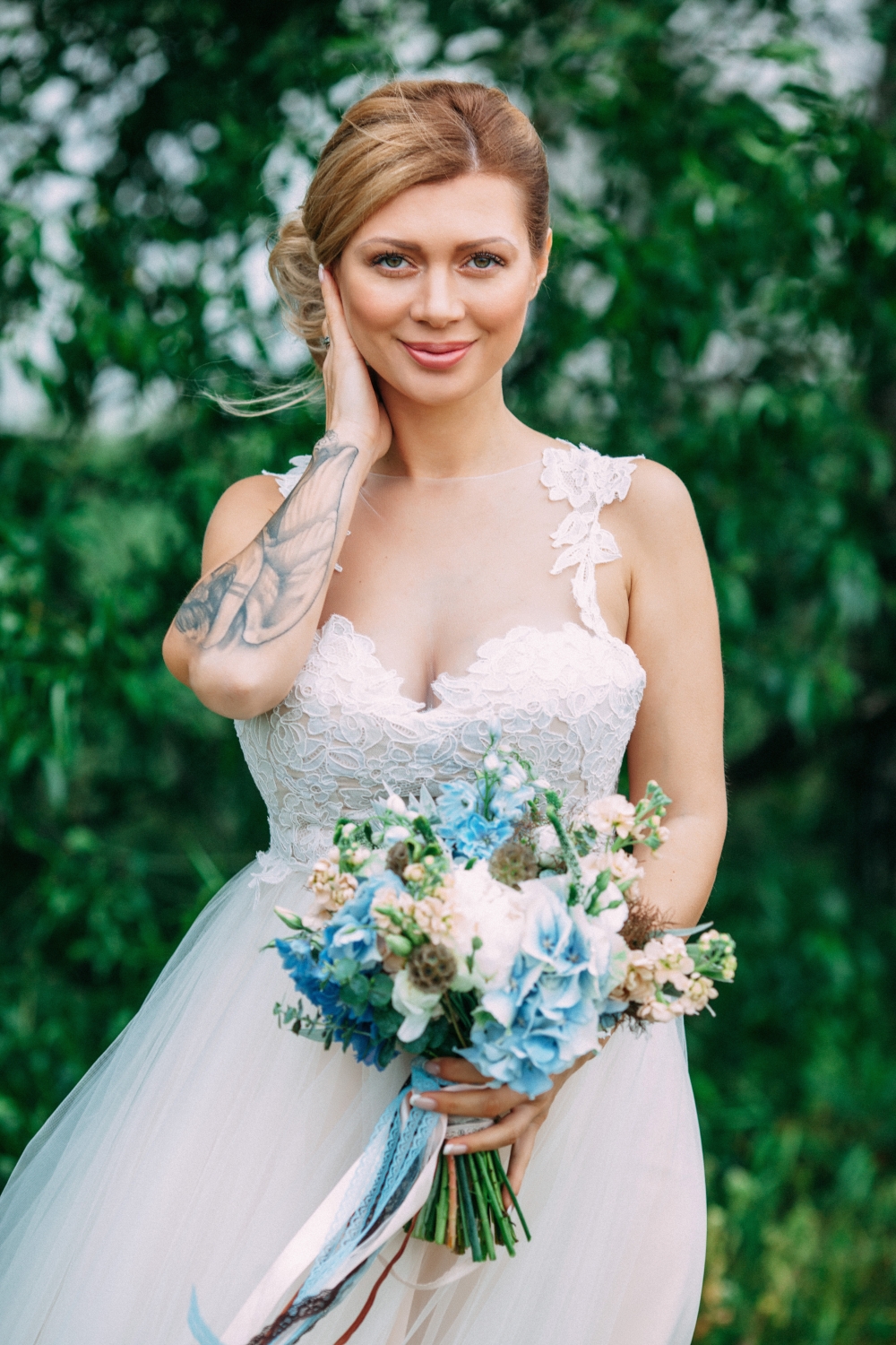Букет невесты  в голубом цвете 