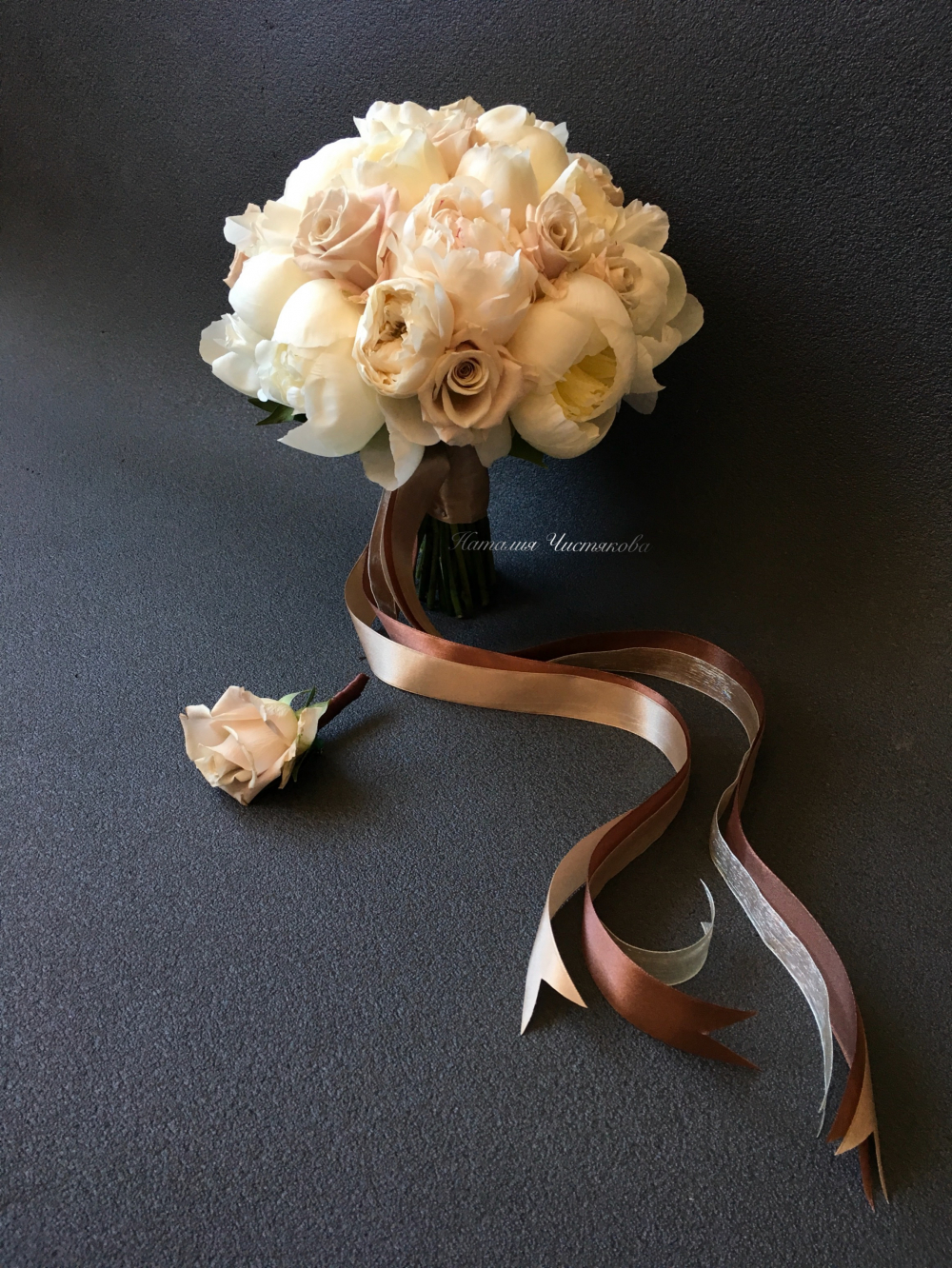 Свадебный букет из пионов и пионовидной розы