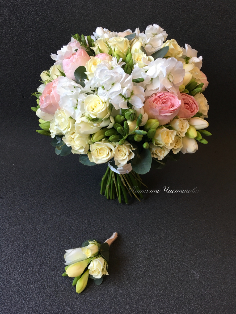 Нежный букет невесты из пионовидной розы