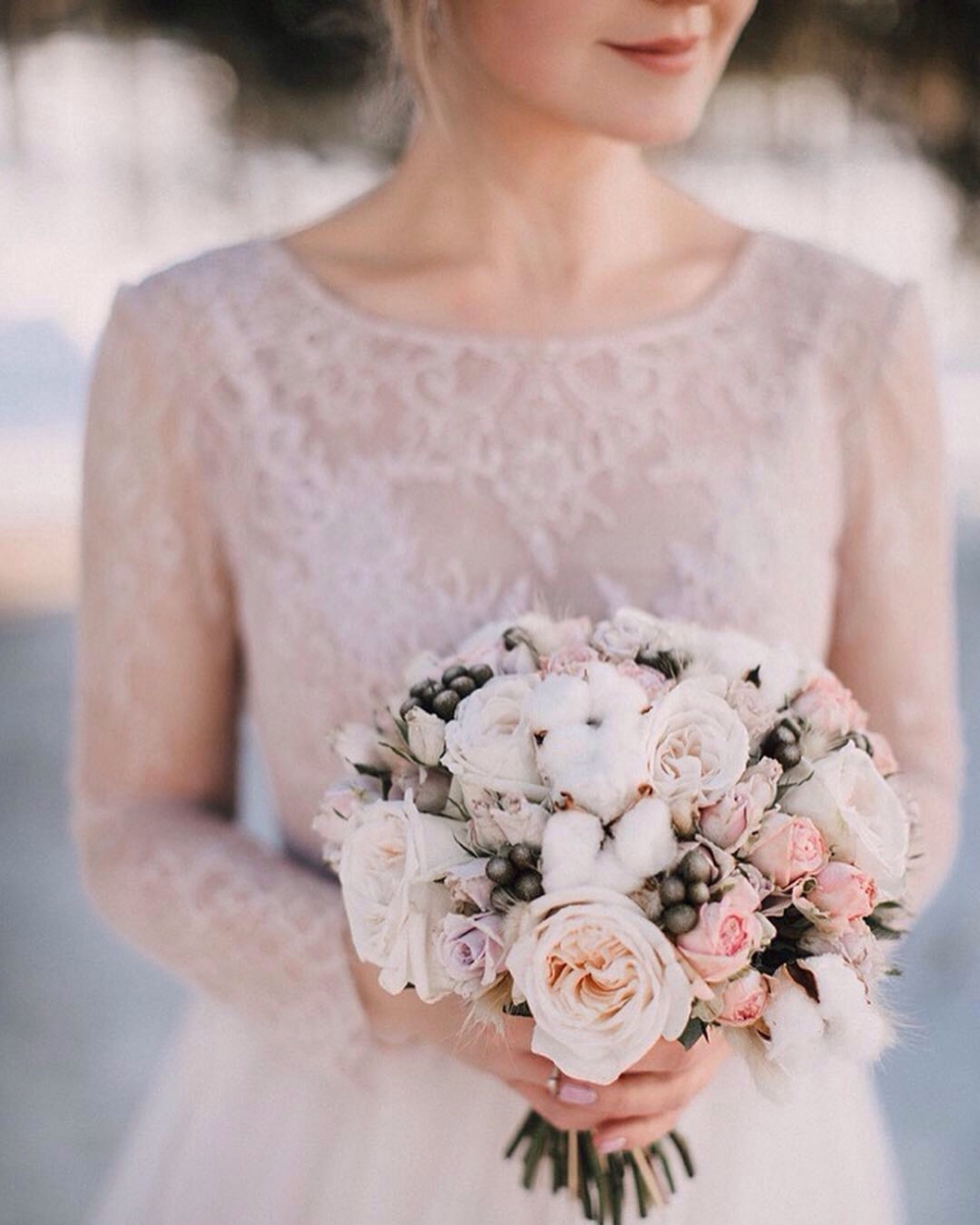 Зимний букет невесты из пионовидных роз