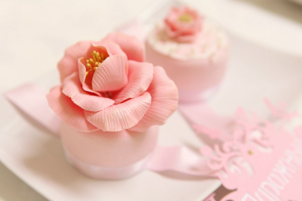 Розовое пирожное с лепными цветами