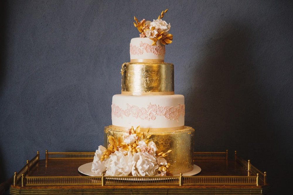 Многоярусный торт с сусальным золотом и сладкими лепными цветами