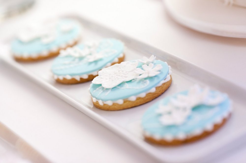 Печенье с голубой мастикой, ручной росписью и лепными цветами