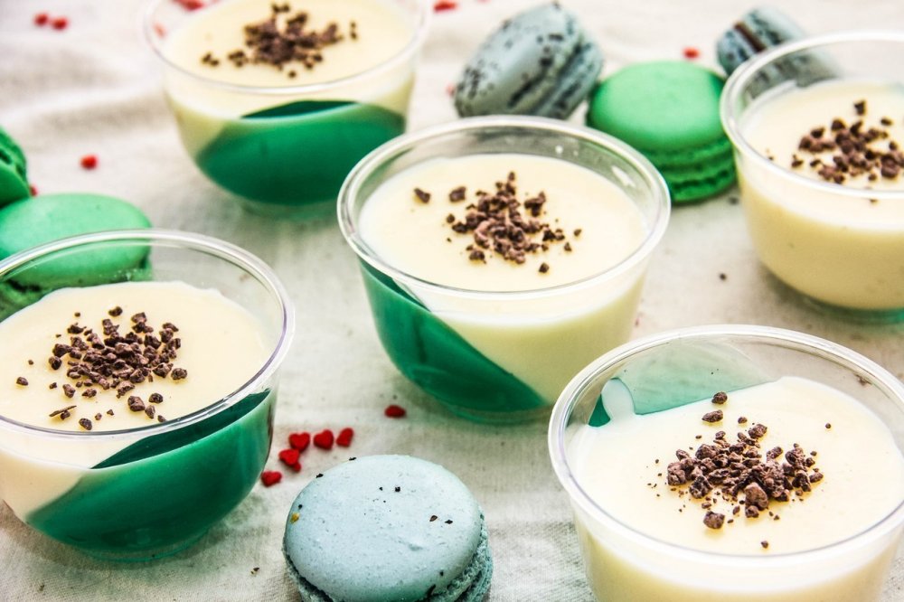 Десерт "Панна-кота" с желе в цвет праздника и макаруны: мятные и с чаем эрл-грей.