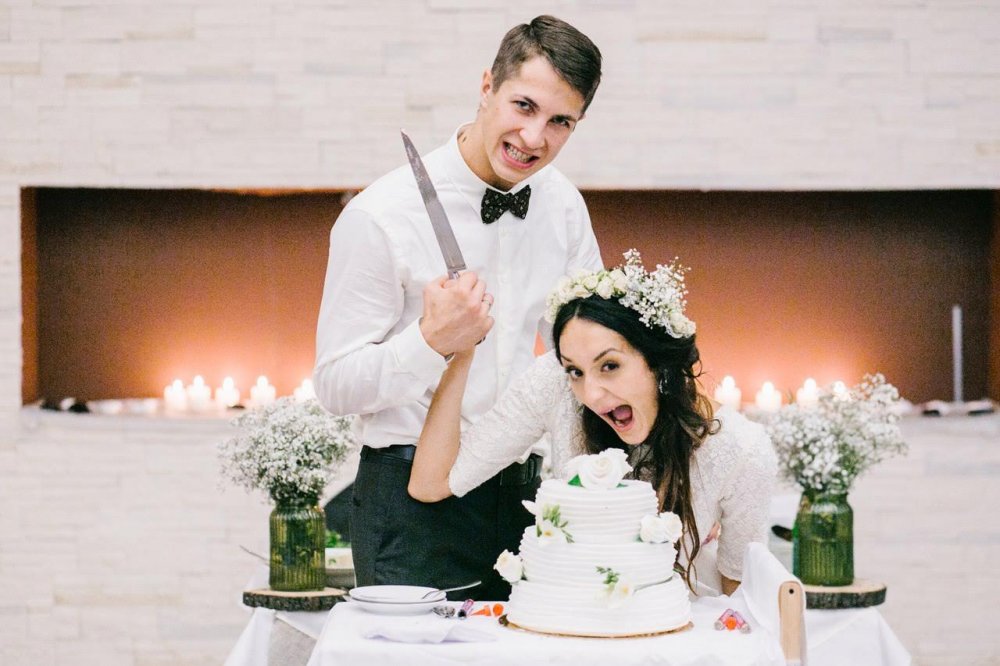 Свадебный торт с живыми и сахарными цветами