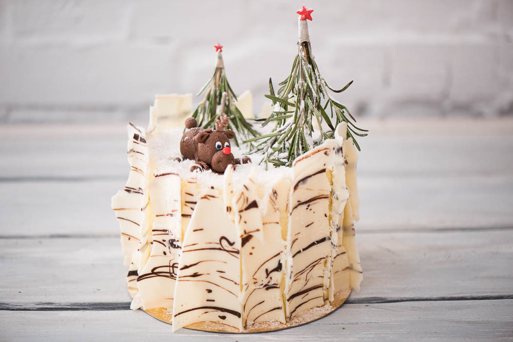 Новогодний торт с имитацией берёзовой коры из натурального шоколада