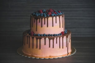 Свадебный торт со свежими ягодами
