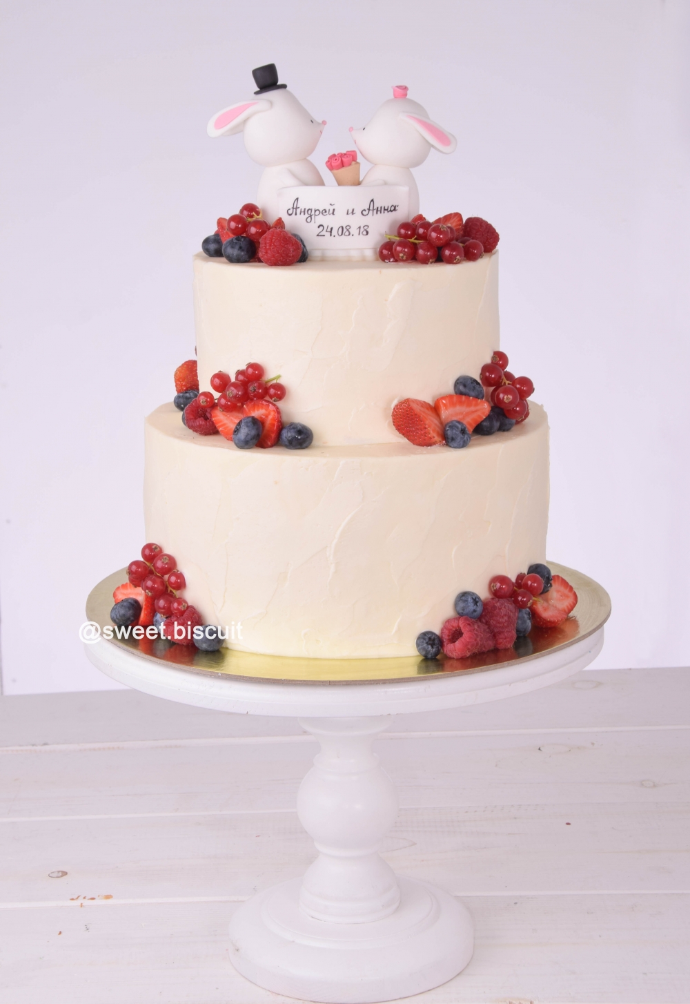 Свадебный торт с фруктами и ягодами и фигурками зайчиков