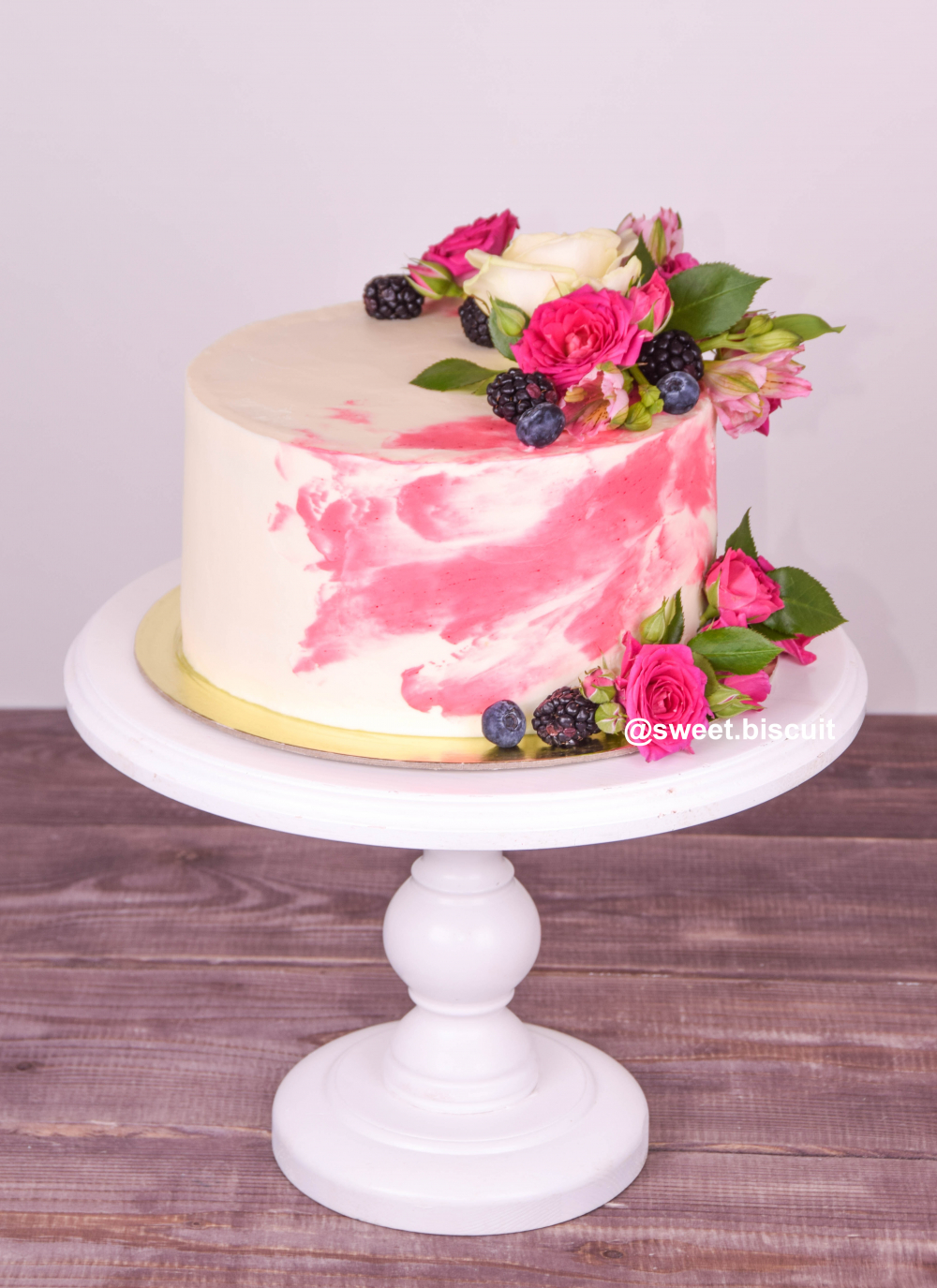 Акварельный свадебный торт с цветами