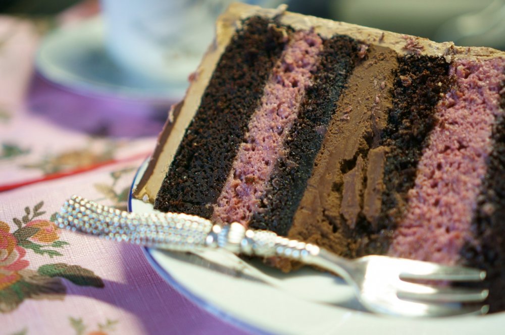 Шоколадный торт с ягодным муссом