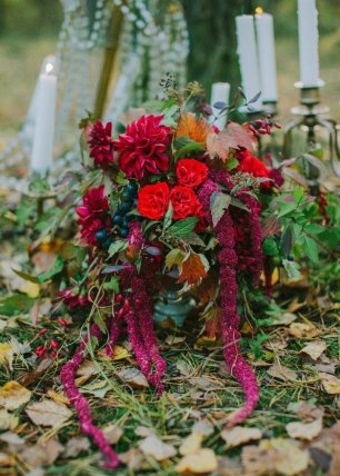 Ярко-красная флористическая композиция в декоре свадебной фотосессии
