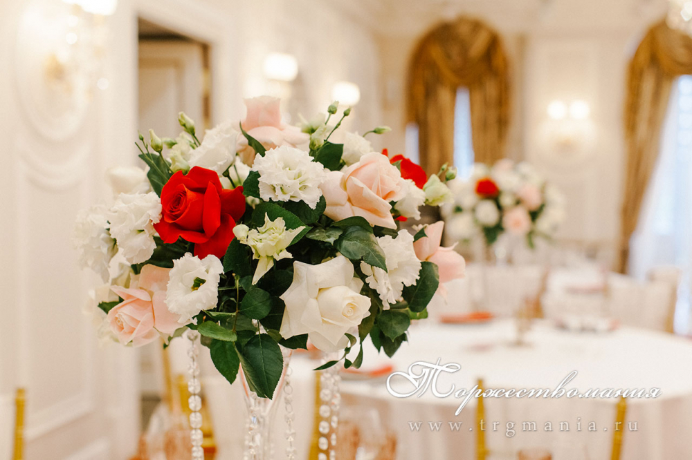красные и белые розы на свадьбе в особняке Глуховского от студии декора Торжествомания