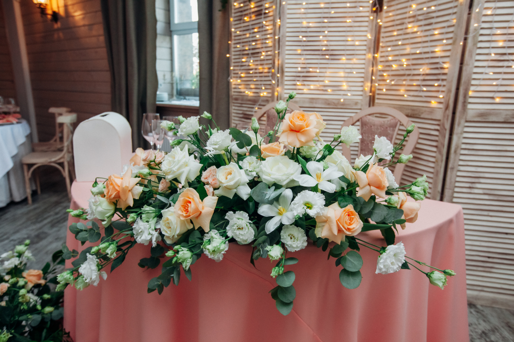 украшение оформление стола молодоженов Санкт-Петербурге, цветы на свадебный стол заказать в Спб, студия флористики Торежствомания
