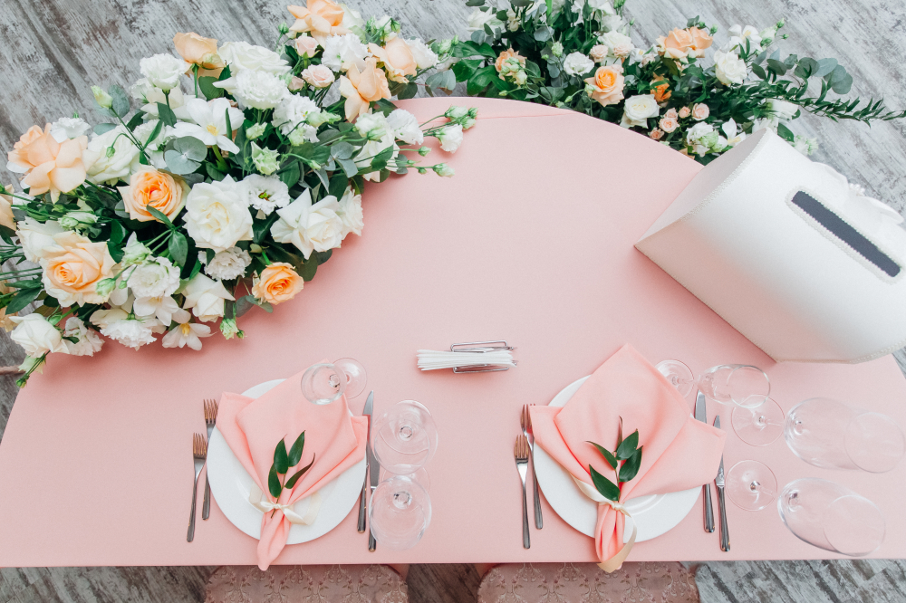 свадебный стол президиум невесты и жениха молодоженов украсить цветами и тканями в Питере заказать оформление в свадебном агентстве 
