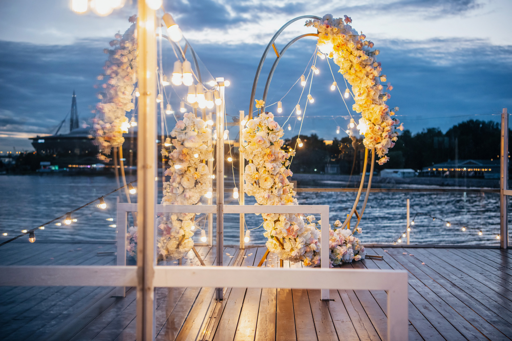 свадебная арка для вечерней выездной регистрации в ресторане на Крестовском острове от студии декора Торжествомания