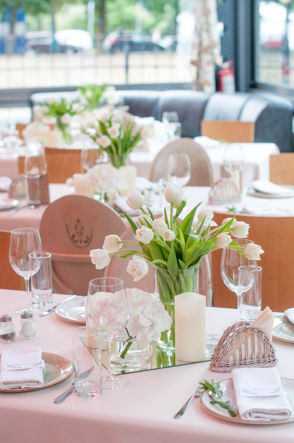Оформление свадьбы белыми тюльпанами в ресторане "Парк Джузеппе"