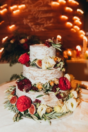 Свадебный торт, оформленный цветами и ягодами, — это не только вкусно, но и очень красиво!