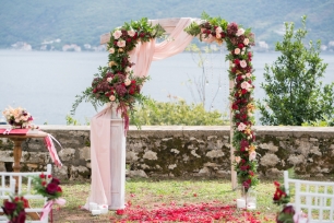 Оформление свадебной церемонии в Черногории. Арка с декором живыми цветами и тканями