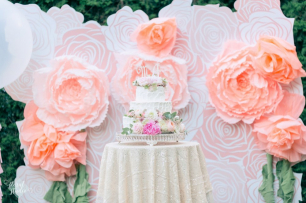 Роскошный торт и фотозона с большими цветами