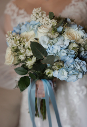 Букет невесты с голубыми цветами