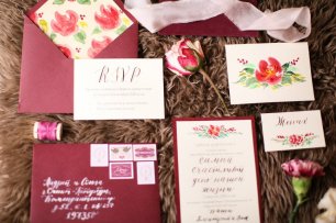 Приглашения на свадьбу в насыщенной бордовой гамме с флористическим принтом