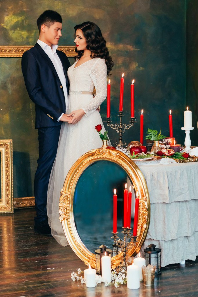 Свадебная съемка: красные свечи и зеркала в винтажных рамах