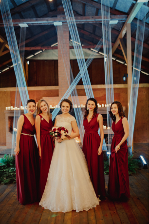 Платья подружек невесты в бордовом цвете. 