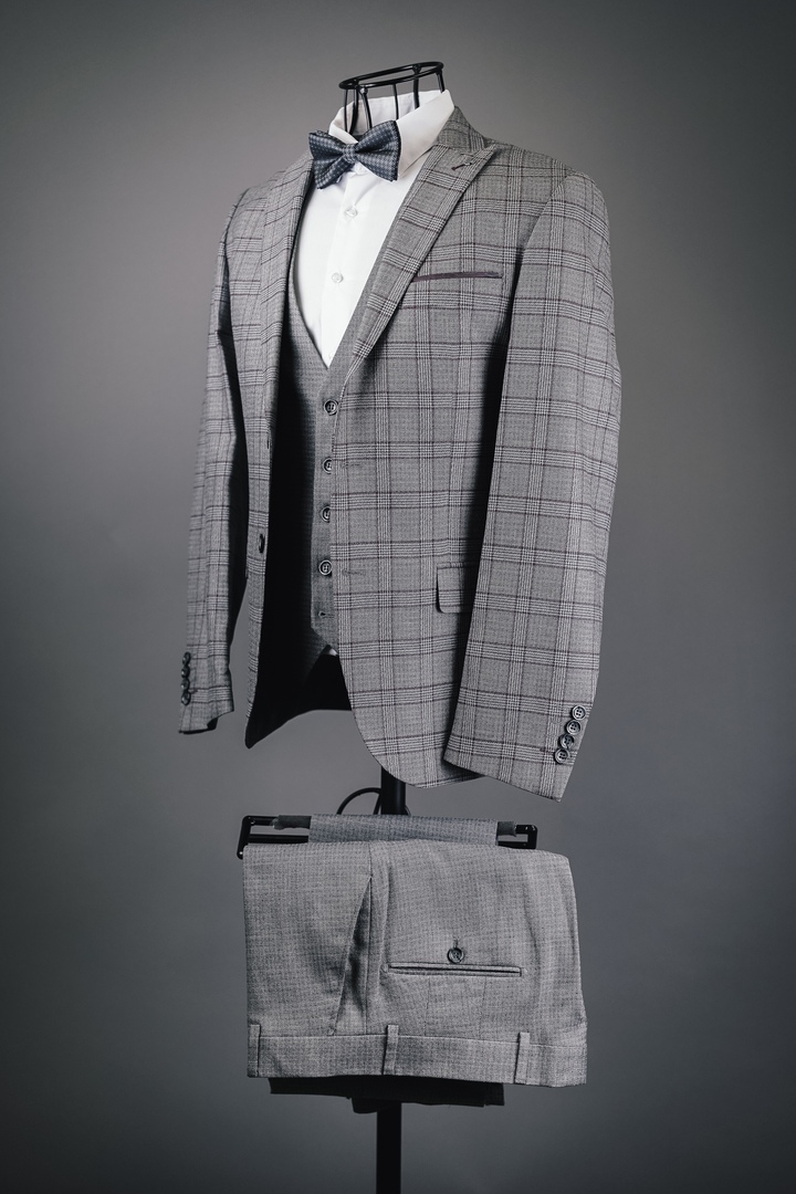 Элегантный мужской костюм. Приталенный крой подчёркивает фигуру, высокое качество ткани гарантирует долговечность костюма.