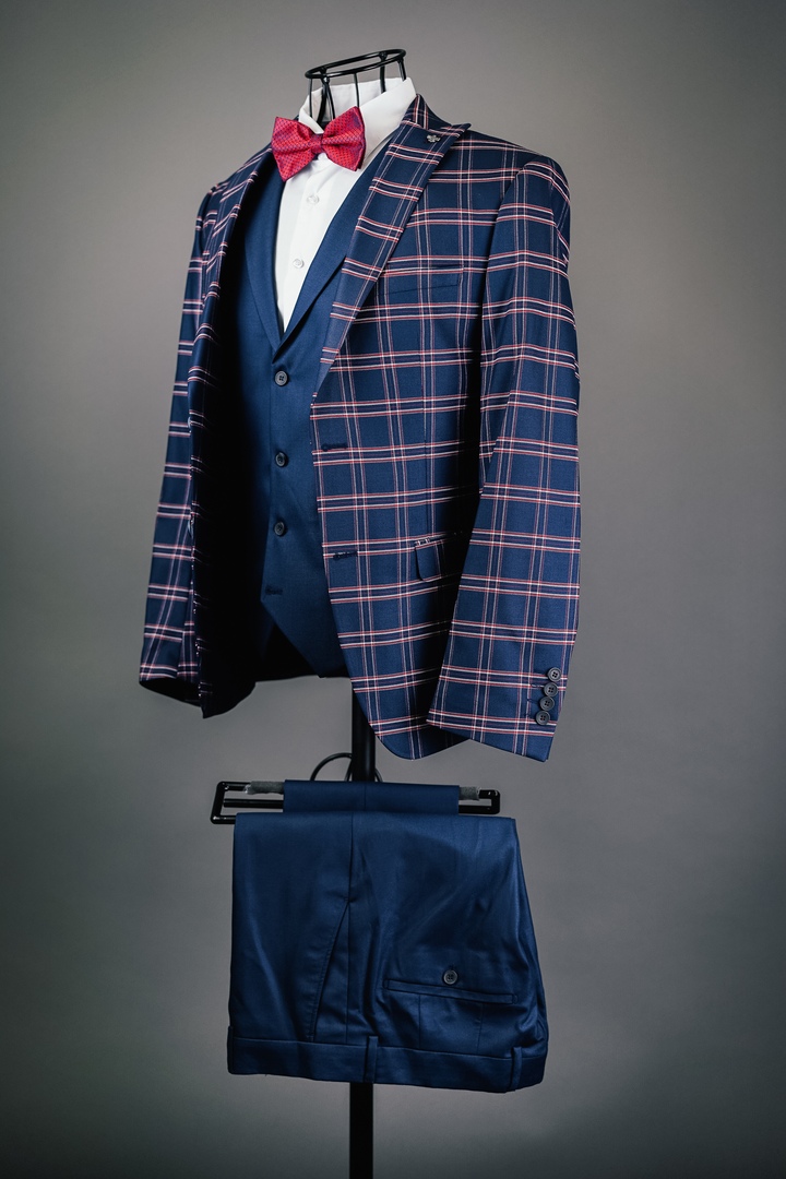 Элегантный мужской костюм. Приталенный крой подчёркивает фигуру, высокое качество ткани гарантирует долговечность костюма.