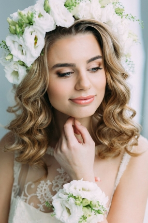 нежный образ невесты 
натуральный макияж
локоны