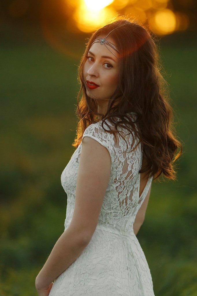 Свадебная фотосессия на закатном солнце. Образ невесты я решила подчеркнуть яркой помадой и стрелками.