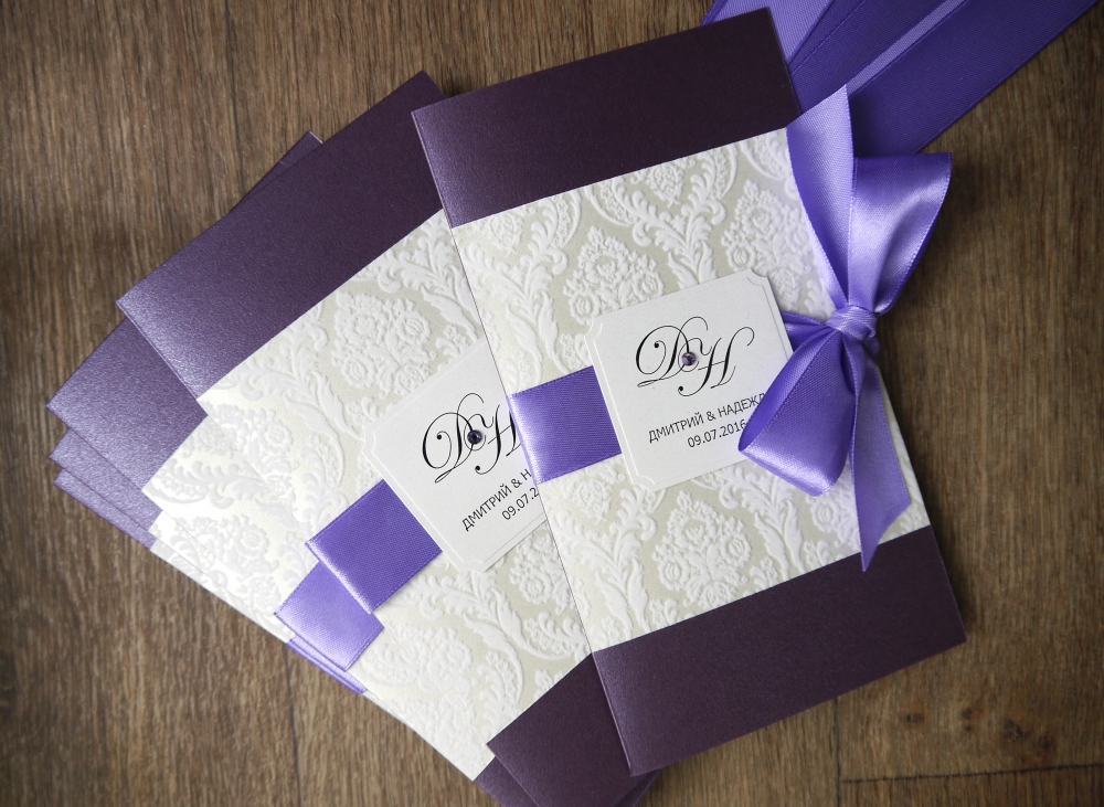 Бархатная бумага — фактурная бумага со специальной обработкой поверхности, которая придает ей вид бархата.
У свадебных приглашений создается удивительно мягкий эффект.
Размер: 95х200 мм.