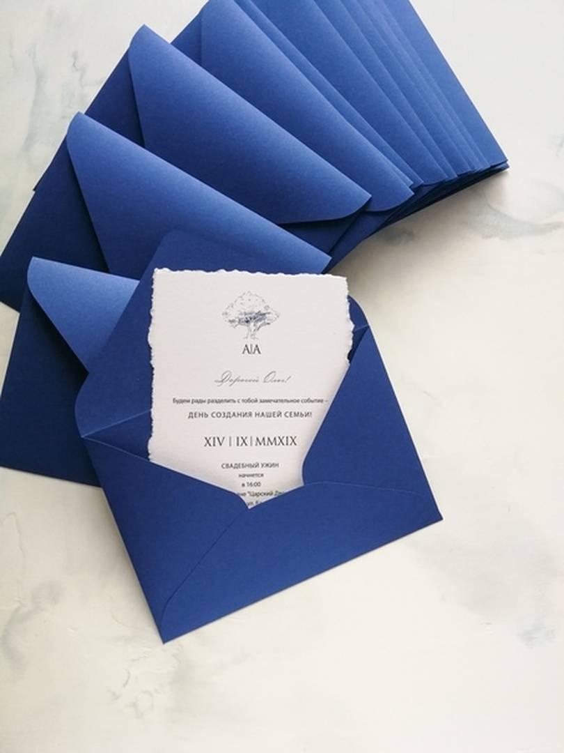 Комплект Wood Deep blue
205 ₽
Карточка приглашения с односторонней печатью на белой хлопковой бумаге с "живым" краем.
Размер 10*15 см
Конверт из синей металлизированной бумаги с эффектом мерцания
Минимальный тираж 15 штук