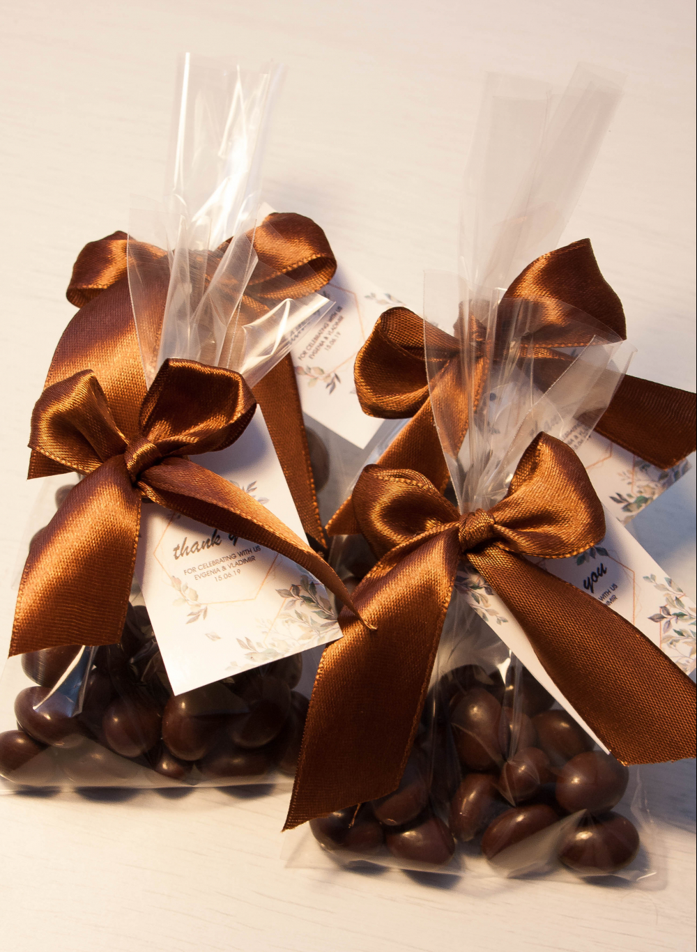 Бонбоньерки на свадьбу с орехами в шоколаде

Размер: 15х8 см
Стоимость - 70 руб./шт.