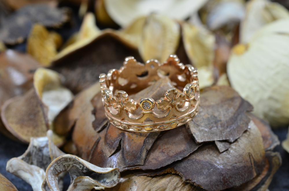 Обручальное кольцо из красного золота с бриллиантами в форме короны 