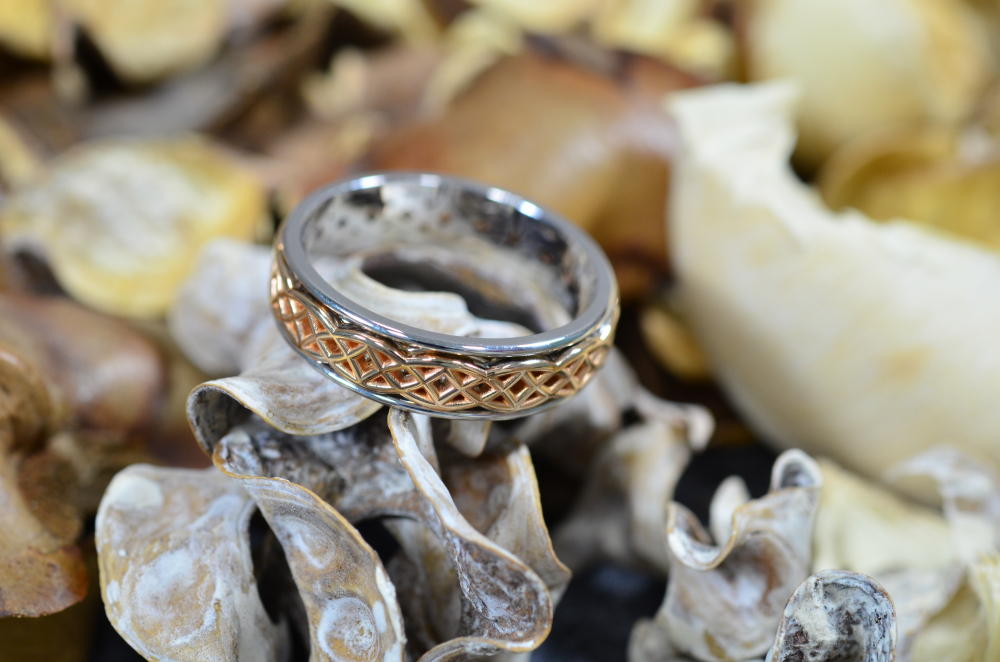 Мужское обручальное кольцо из белого золота с узорной вязью из красного золота